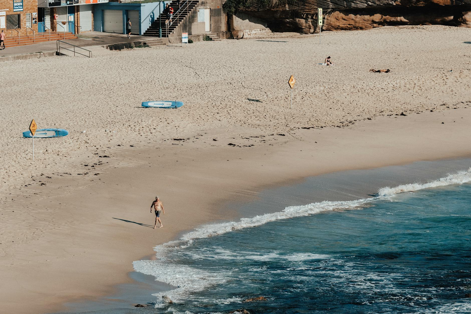 Plażowicze nad morzem w słoneczny, letni dzień w Orłowie