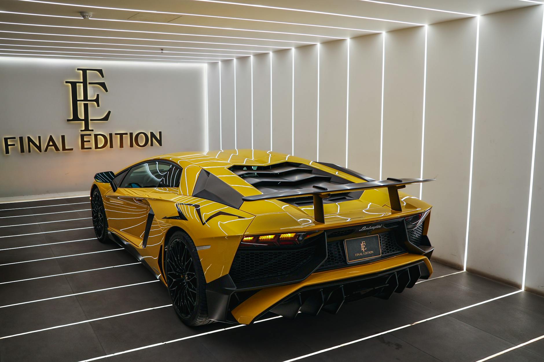 Żółte Lamborghini Final Edition w nowoczesnym salonie dealerskim