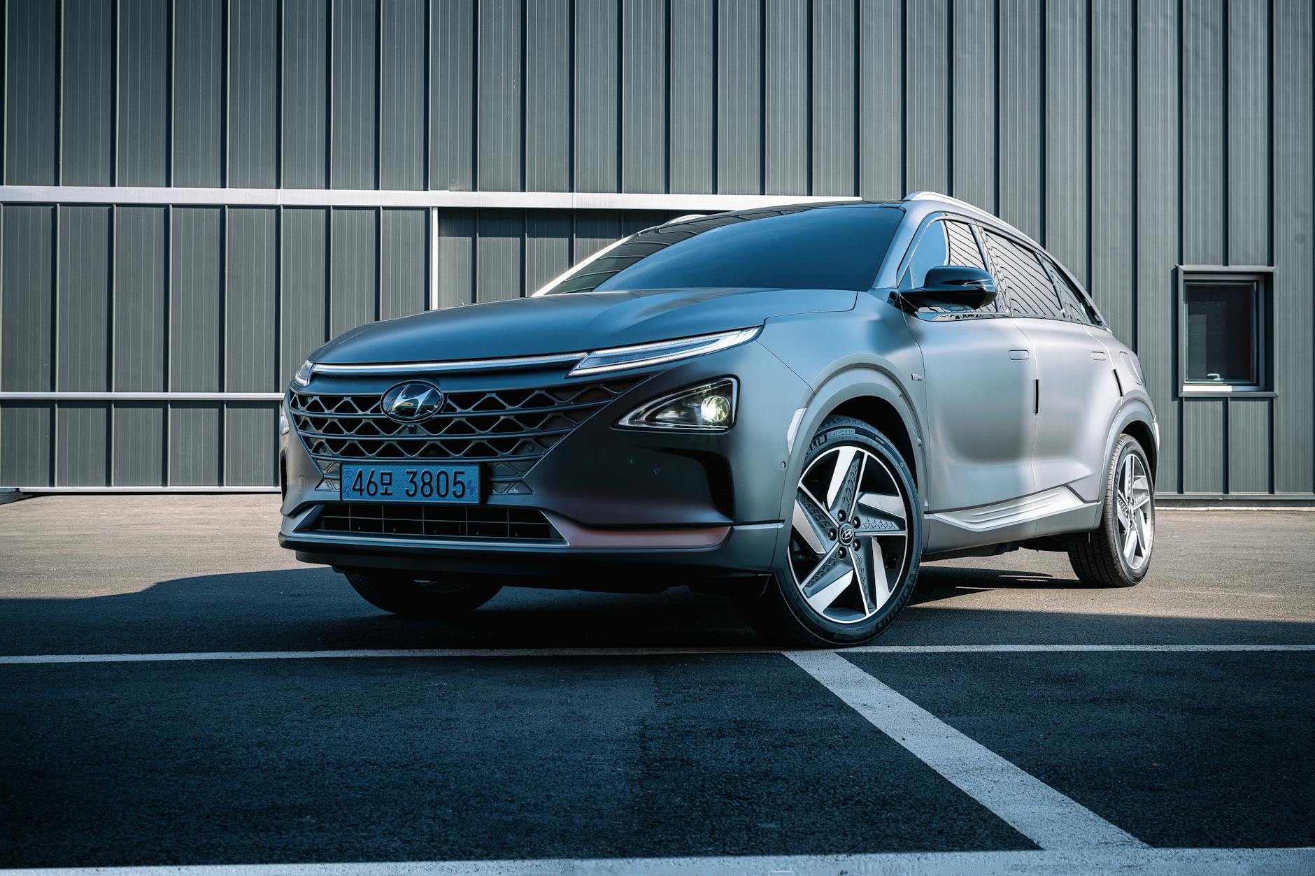 Jakie hybrydowe SUV-y naprawdę oszczędzają paliwo – porównanie popularnych modeli Hyundai Nexo zaparkowany na zewnątrz, nowoczesny hybrydowy SUV