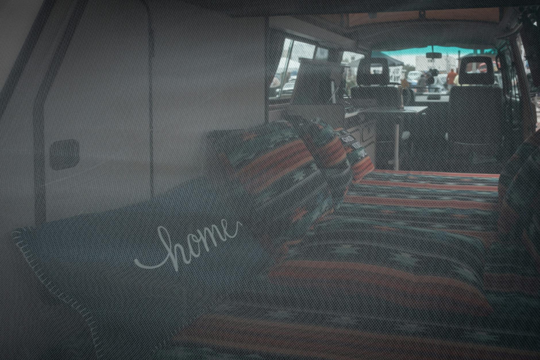 Łóżko w zabudowie kampera z przerobionego Volkswagena na wyjazd