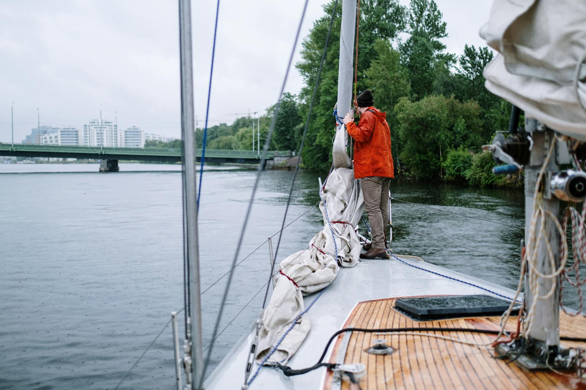 Jak przygotować jacht do pierwszego rejsu po Bałtyku krok po kroku Żeglarz na jachcie cieszy się spokojnym rejsem po wodach Bałtyku