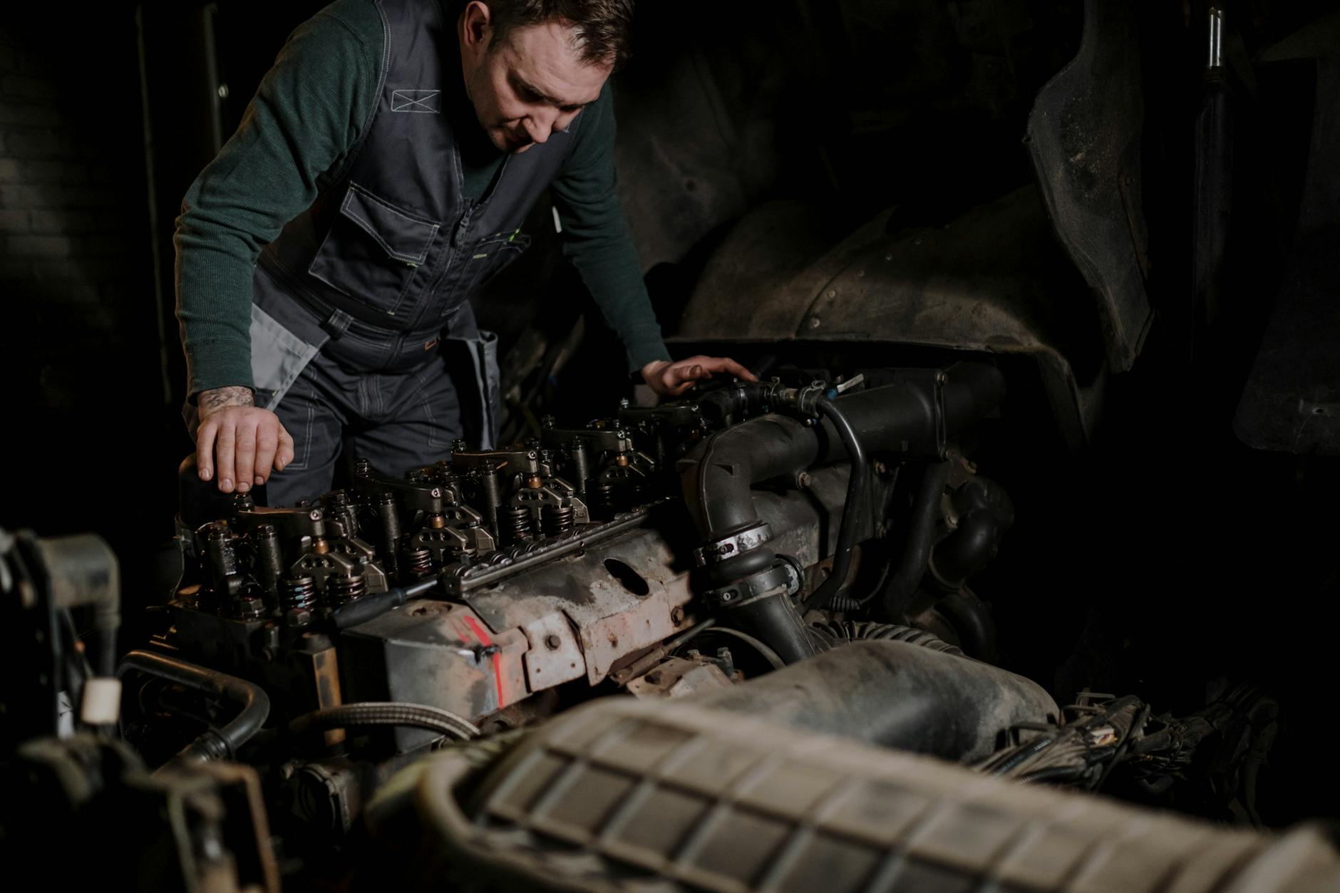Mechanik pracuje przy silniku Fiata w warsztacie