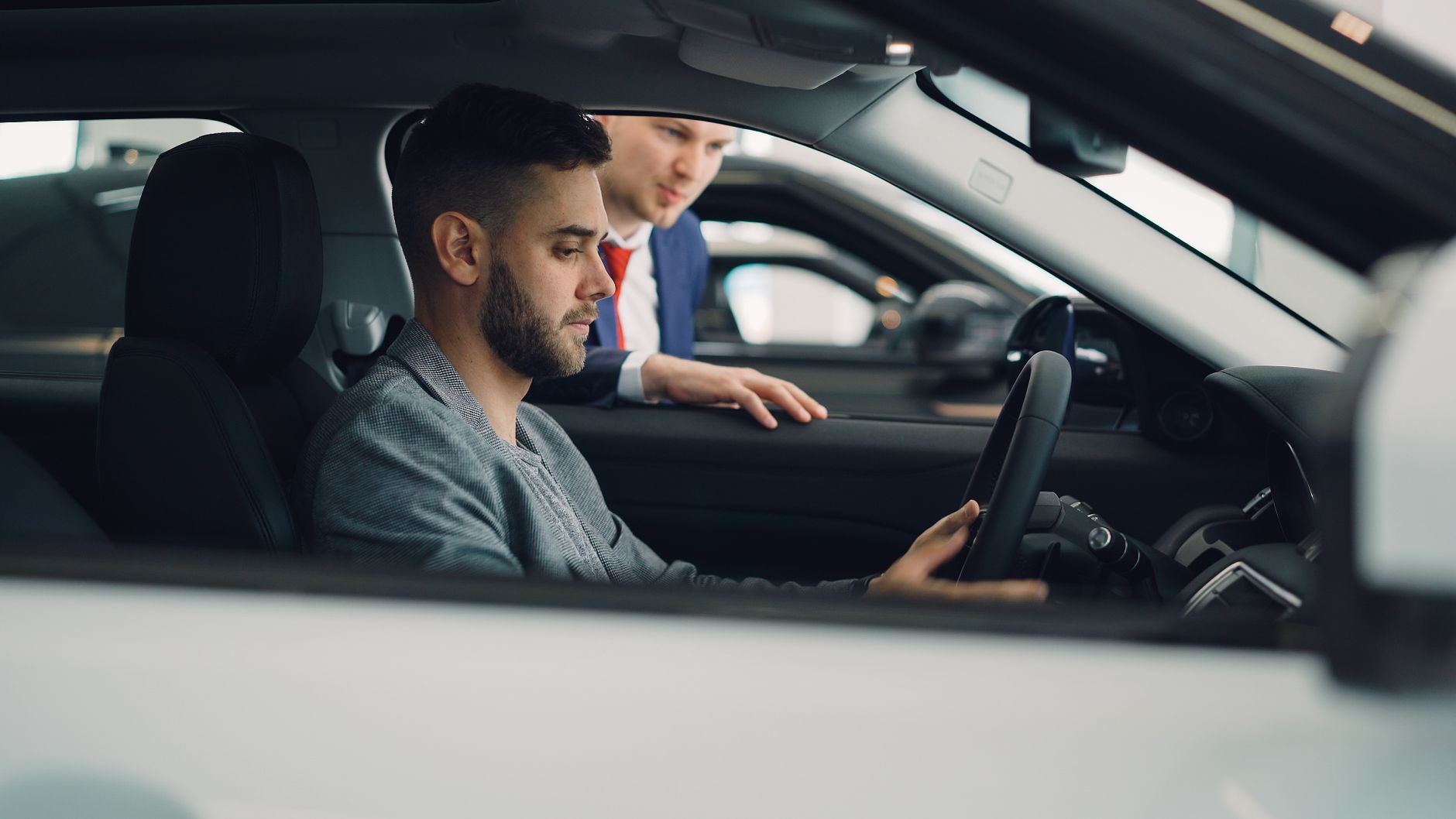 Klient z doradcą oglądają wnętrze auta w salonie Renault