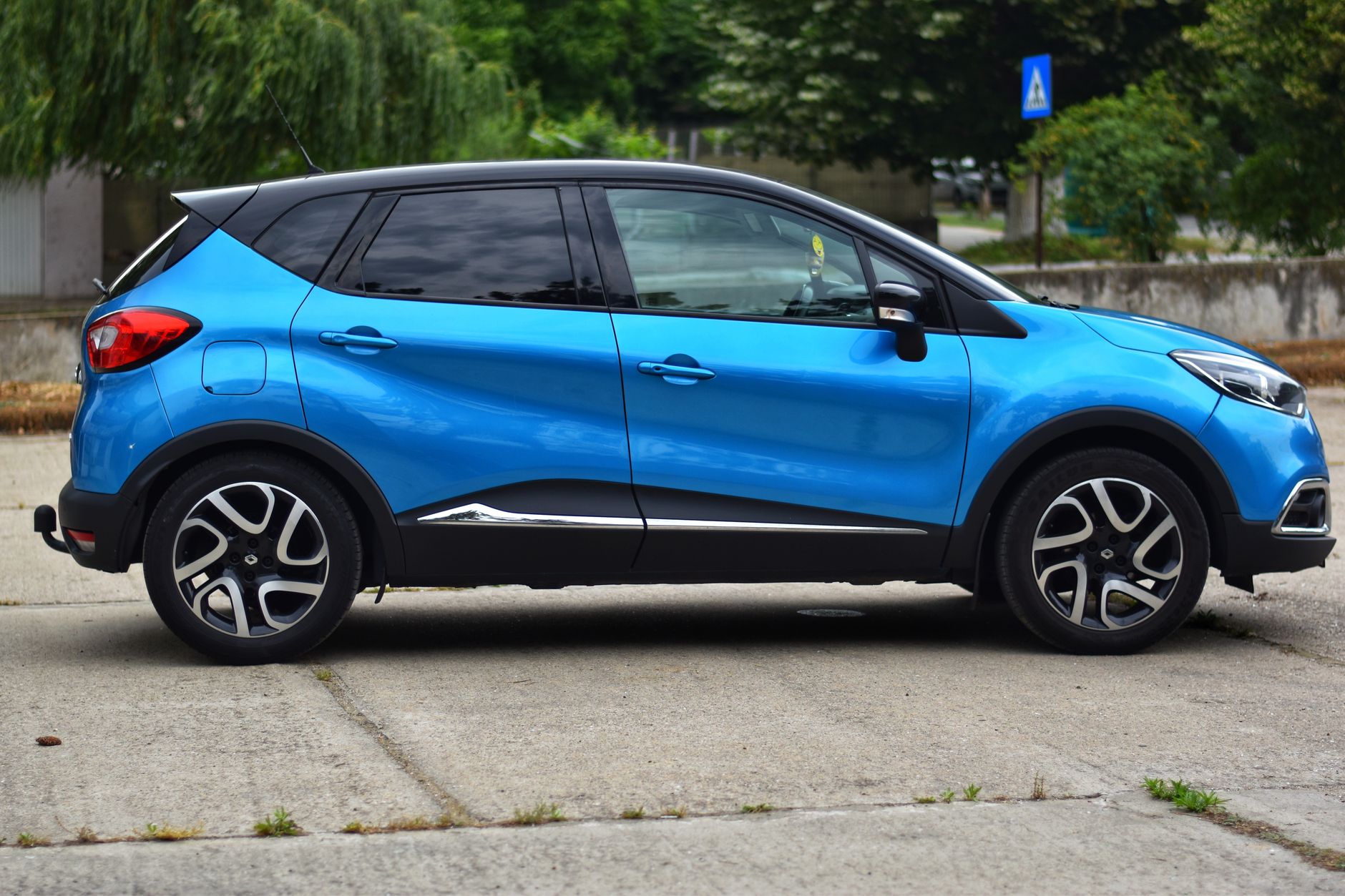 Niebieski Jeep Renegade zaparkowany na betonowym placu