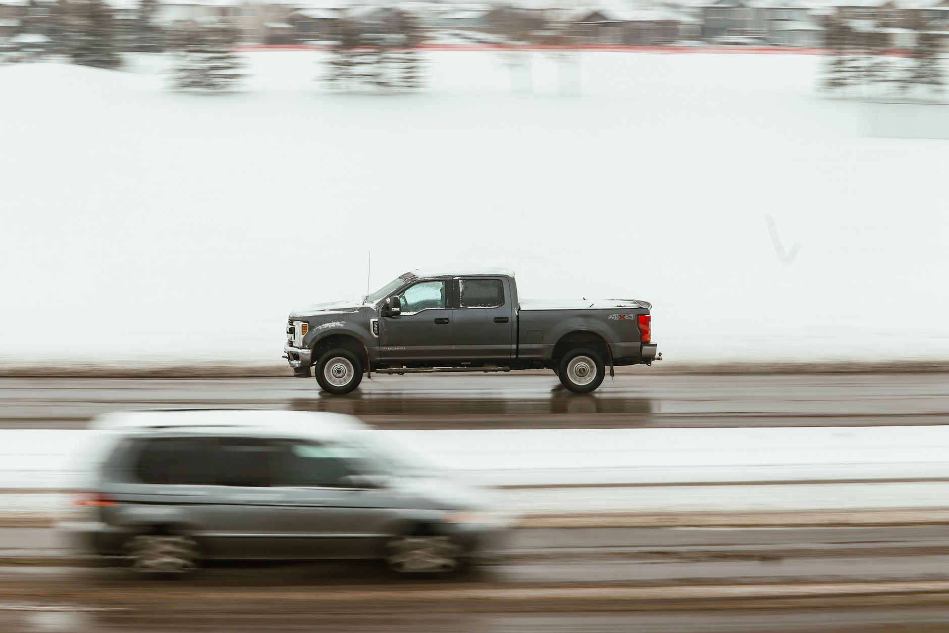 Twardy amerykanin na polskich drogach – czy Chevrolet Silverado ma sens na codzień Pickup pędzący zaśnieżoną autostradą w zimowej scenerii