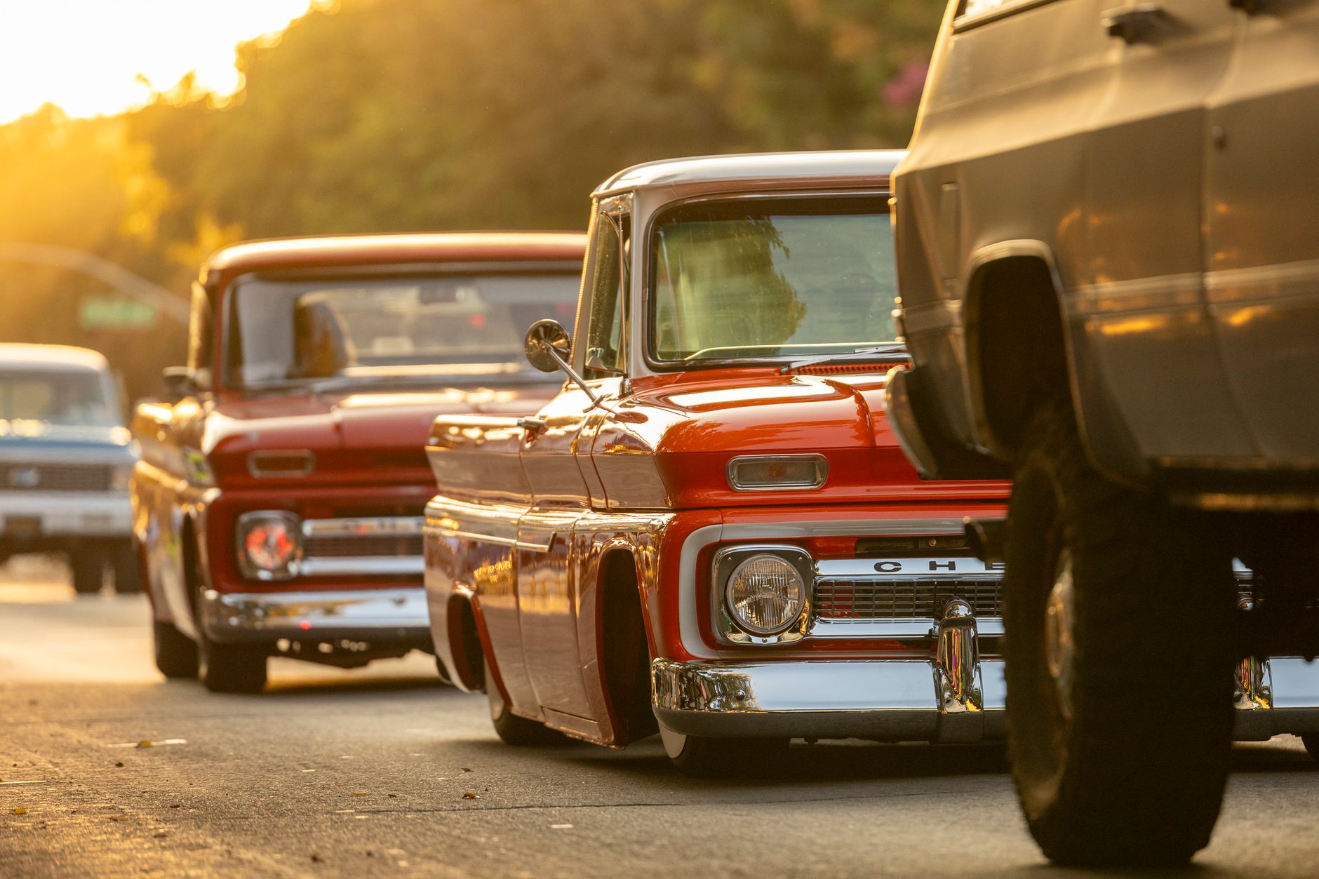 Retro pickupy Chevrolet na miejskiej ulicy o zachodzie słońca
