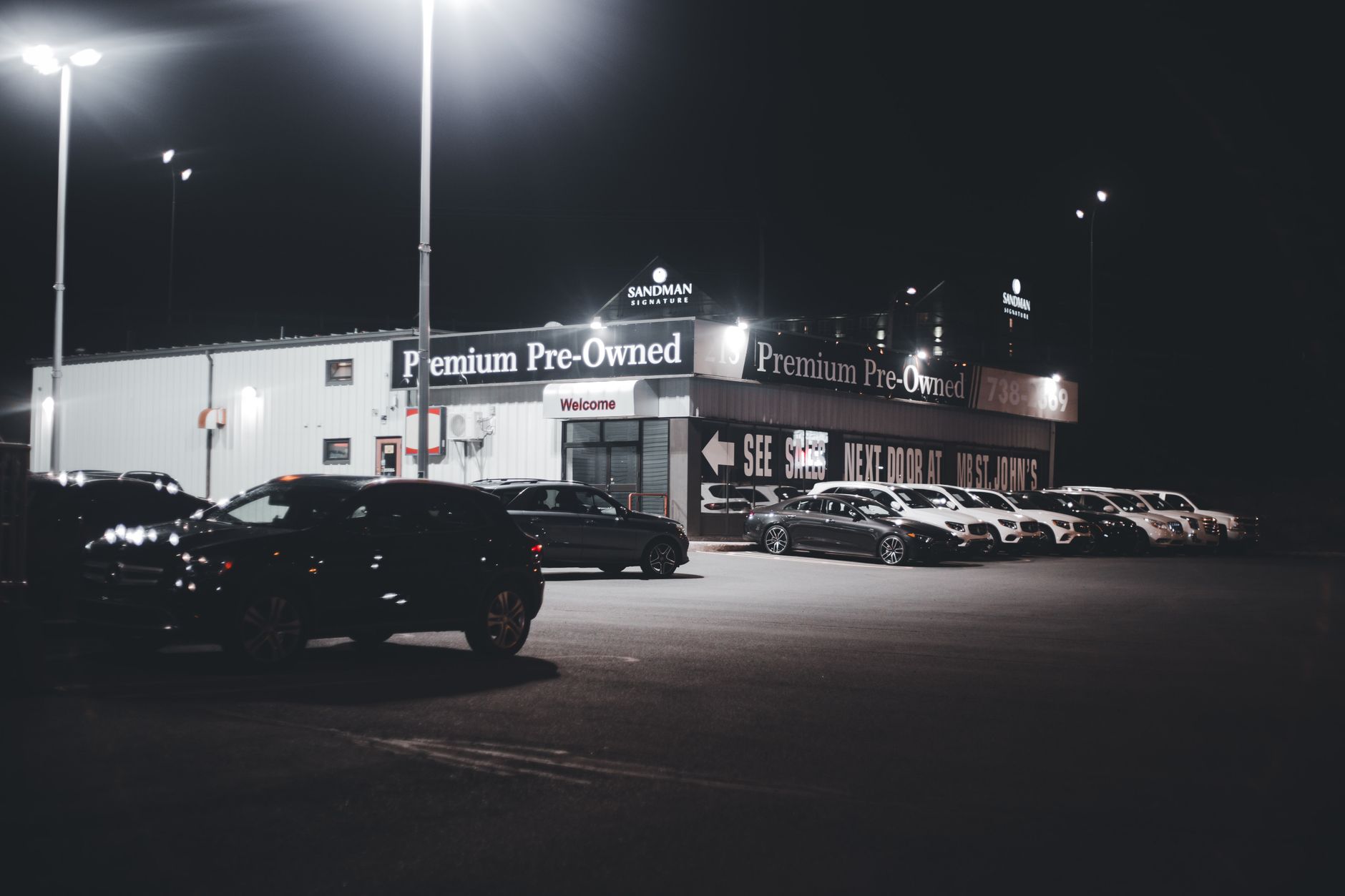 Oświetlony nocą plac salonu z używanymi samochodami Honda Oświetlony nocą plac salonu z używanymi samochodami Honda